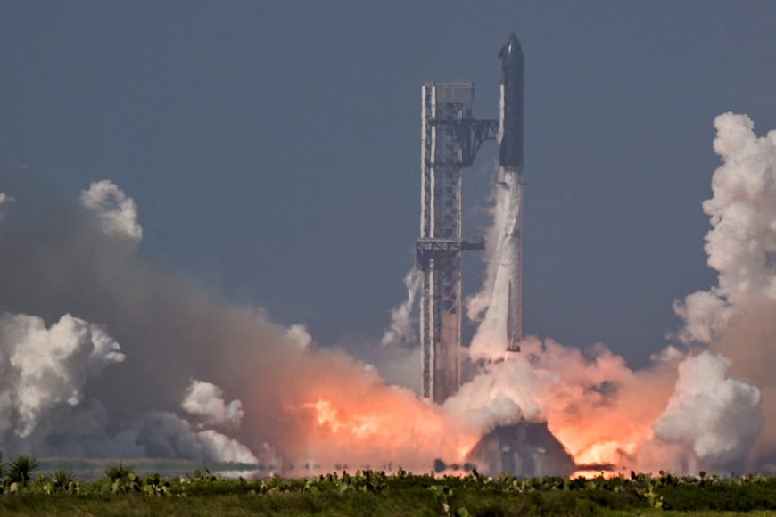 A SpaceX Super Heavy booster carrying the Starship spacecraft lifts off on its 12th test flight at Starbase, Texas, U.S., May 22, 2026. REUTERS/Steve Nesius TPX IMAGES OF THE DAY