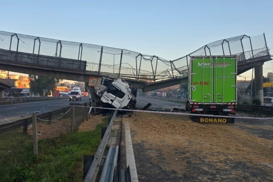 Se cayó un puente sobre la Panamericana en Escobar tras el choque de un camión.