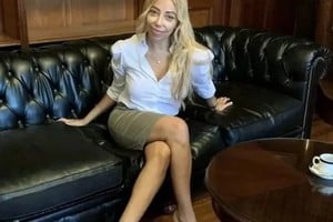 Rosmery Maturana, nueva amiga de Milei. Le dicen "Oscurita" en las redes sociales por su marcado fanatismo por las camas solares.