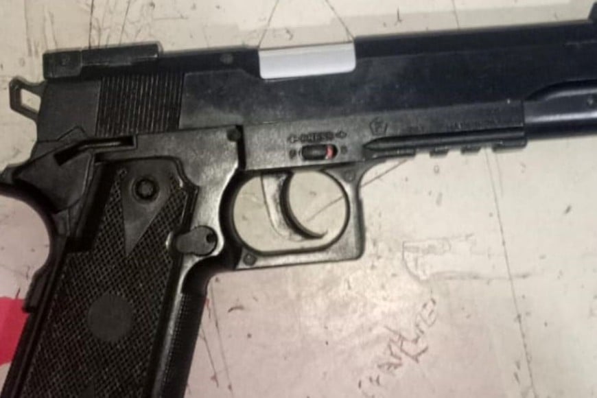 La falsa pistola secuestrada durante el procedimiento. Foto: El Litoral