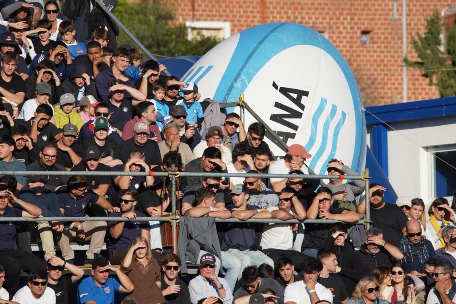 Cancha llena en el Rowing de Paraná para apoyar a Capibaras XV. 