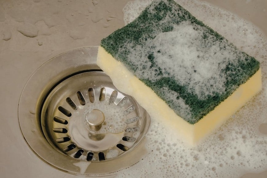 Evitar que permanezca constantemente húmeda dentro de la pileta de cocina.