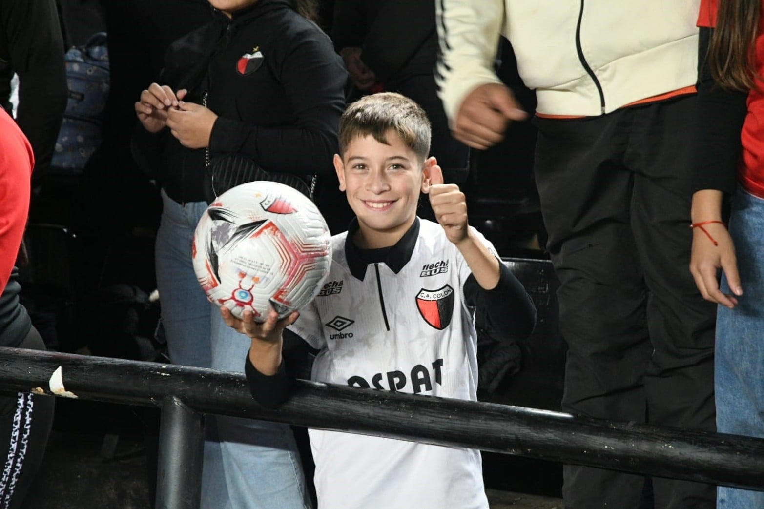Los más chicos disfrutaron de las pelotas entregadas por Lotería de Santa Fe en la previa del encuentro.