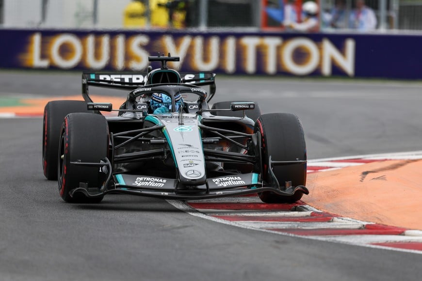 (260524) -- MONTREAL, 24 mayo, 2026 (Xinhua) -- Imagen del 23 de mayo de 2026 del piloto británico de la escudería Mercedes, George Russell, compitiendo durante la sesión de clasificación para el Gran Premio de Canadá de Fórmula Uno, en el Circuito de Gilles Villeneuve, en Montreal, Canadá. (Xinhua/Song Haiyuan) (rtg) (ah)