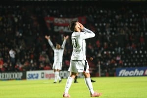 Colón se quedó sin la punta tras el empate ante Mitre y evidenció la dependencia del equipo en la creatividad de Lago, quien sigue siendo esencial en ataque. Foto: Manuel Fabatía.