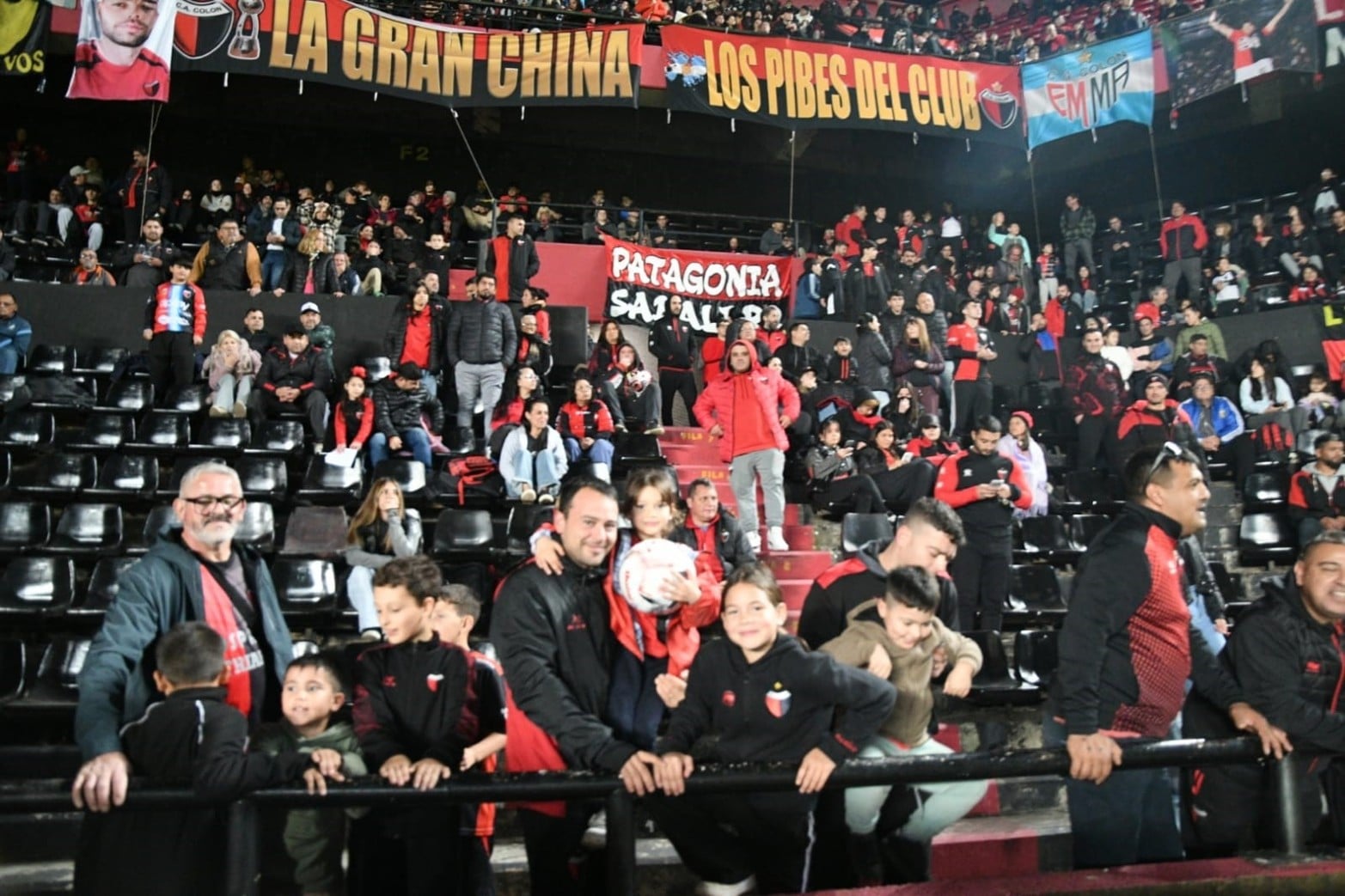 Los hinchas de Colón le pusieron color y calor a una nueva presentación del equipo.