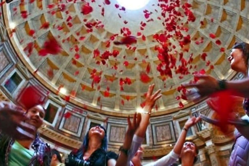 Miles de pétalos rojos cayeron desde la cúpula del Panteón durante la celebración de Pentecostés.