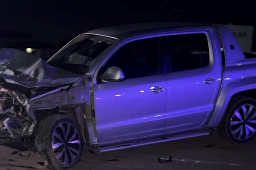 La camioneta impactó desde atrás al automóvil por causas que todavía son materia de investigación.