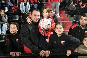 Los más chicos disfrutaron de las pelotas entregadas por Lotería de Santa Fe en la previa del encuentro.