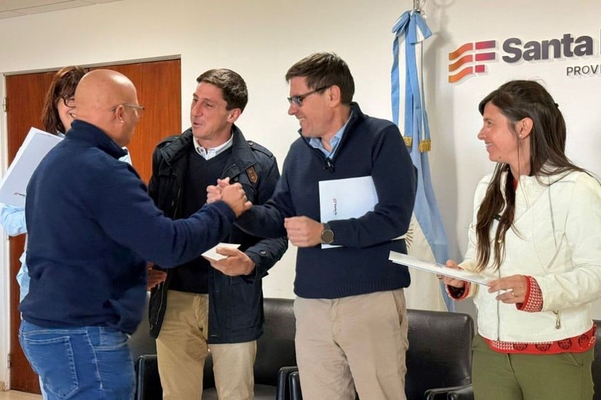 Más de 300 escuelas del departamento La Capital recibieron fondos para mejoras edilicias y equipamiento.