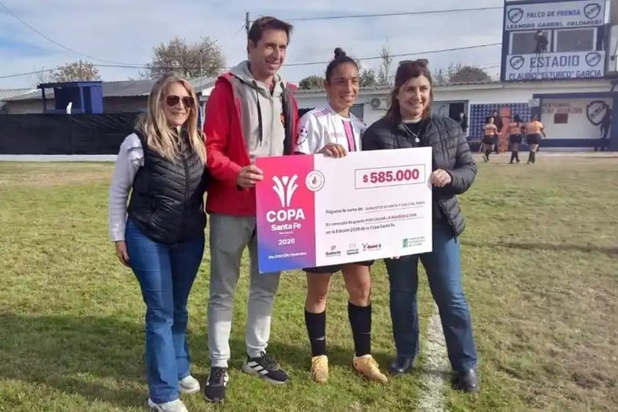 El Concejal Carlos Jordán entregó el cheque por 585 mil pesos a Pueyrredón por el pase de ronda.