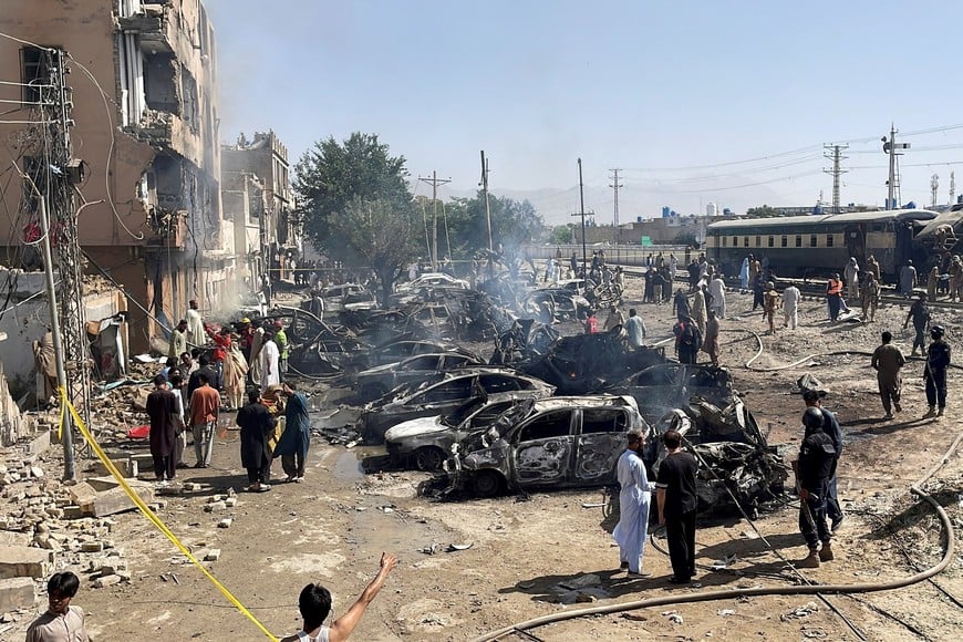 People and police officers gather after a blast near a railway track in Quetta, Pakistan, May 24, 2026. Picture taken with a mobile phone. REUTERS/Stringer     TPX IMAGES OF THE DAY