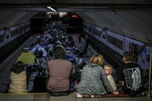 Personas se refugian dentro de una estación de metro durante un ataque con misiles y drones rusos Créditos: REUTERS/Alina Smutko