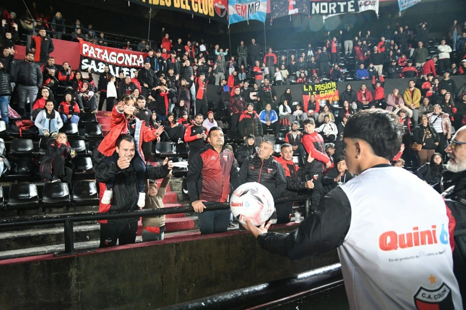 Lotería de Santa Fe entregó pelotas a los hinchas sabaleros,