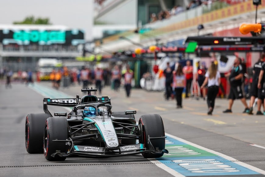 (260524) -- MONTREAL, 24 mayo, 2026 (Xinhua) -- Imagen del 23 de mayo de 2026 del piloto británico de la escudería Mercedes, George Russell, conduciendo hacia el pit durante la sesión de clasificación para el Gran Premio de Canadá de Fórmula Uno, en el Circuito de Gilles Villeneuve, en Montreal, Canadá. (Xinhua/Song Haiyuan) (rtg) (ah)