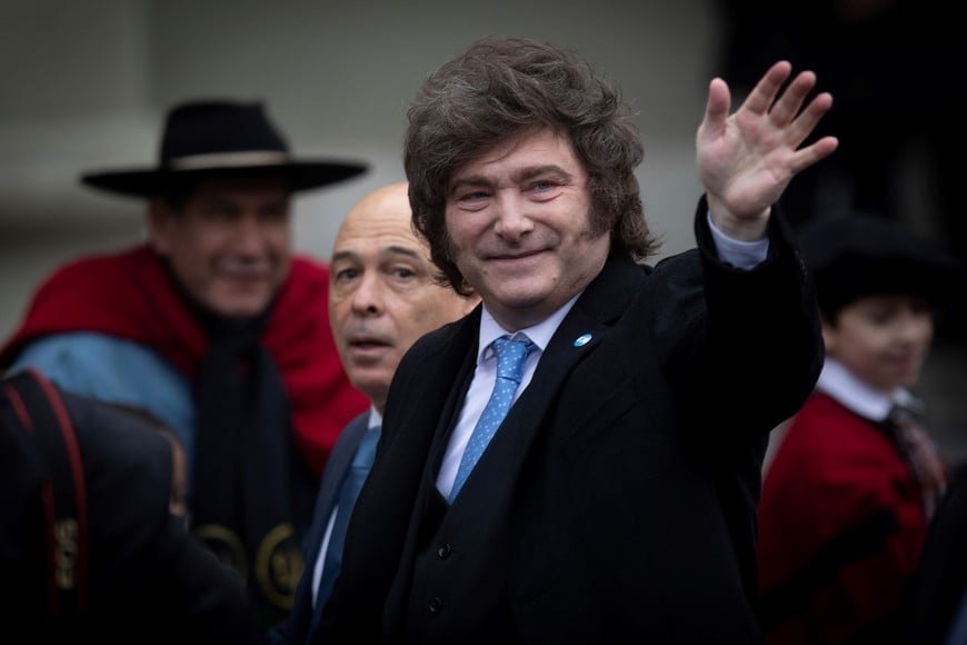 (260525) -- BUENOS AIRES, 25 mayo, 2026 (Xinhua) -- El presidente argentino, Javier Milei, saluda previo a ingresar a la Catedral Metropolitana para asistir a un Tedeum, en el marco de los festejos de la "Revolución de Mayo", en la ciudad de Buenos Aires, capital de Argentina, el 25 de mayo de 2026. En el marco de un nuevo aniversario de la Revolución de Mayo, el centro de la ciudad de Buenos Aires y las principales plazas públicas del país fueron escenarios de actividades conmemorativas. (Xinhua/Martín Zabala) (mz) (rtg) (ah) (ce)
