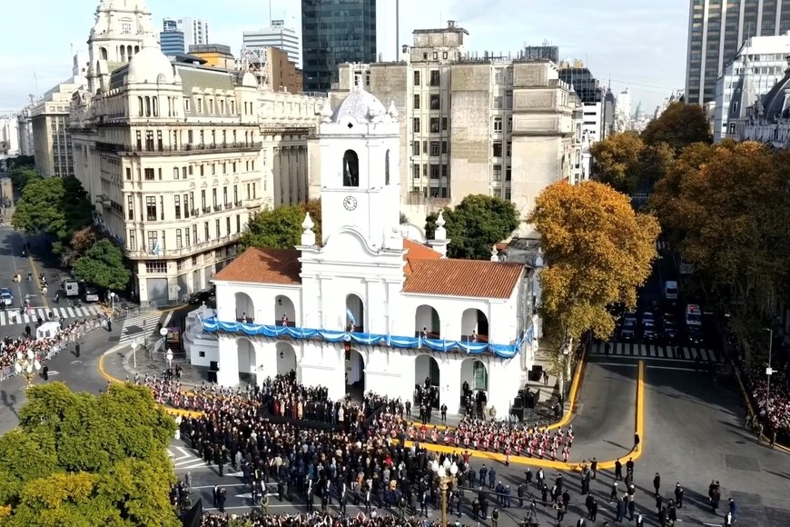 El acto oficial frente al Cabildo. Crédito: Presidencia