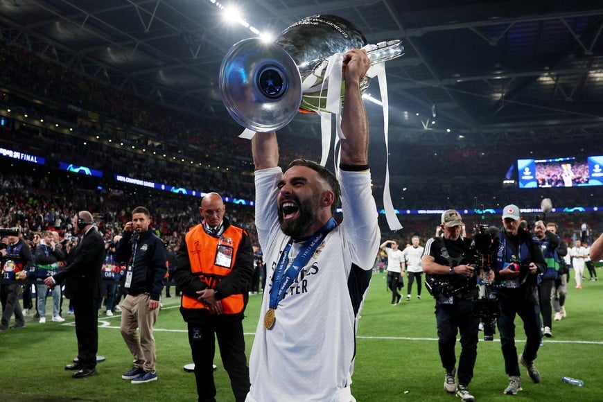 Soccer Football - Champions League - Final - Borussia Dortmund v Real Madrid - Wembley Stadium, London, Britain - June 1, 2024
Real Madrid's Dani Carvajal celebrates with the trophy after winning the Champions League final REUTERS/Lee Smith