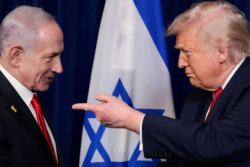 FILE PHOTO: U.S. President Donald Trump points his finger towards Israeli Prime Minister Benjamin Netanyahu during a press conference after meeting at Trump’s Mar-a-Lago club in Palm Beach, Florida, U.S., December 29, 2025. REUTERS/Jonathan Ernst/File Photo