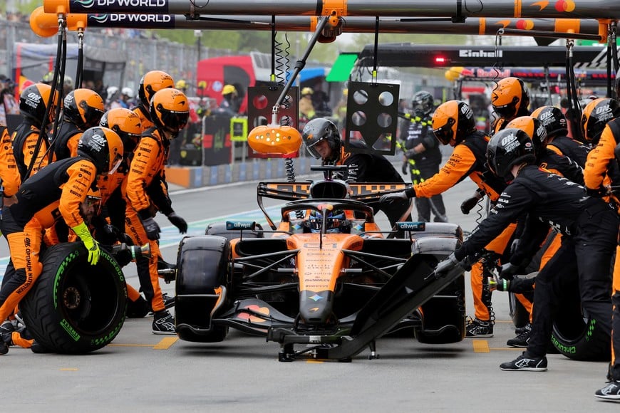 Formula One F1 - Canadian Grand Prix - Circuit Gilles Villeneuve, Montreal, Quebec, Canada - May 24, 2026
McLaren's Oscar Piastri makes a pit stop during the race Pool via REUTERS/Cristobal Herrera Ulashkevich