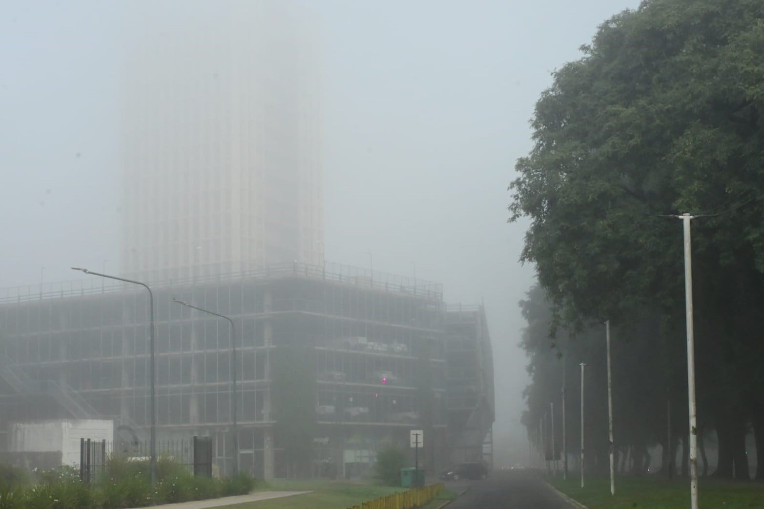 Lunes con neblina en la ciudad de Santa Fe Créditos: Flavio Raina
