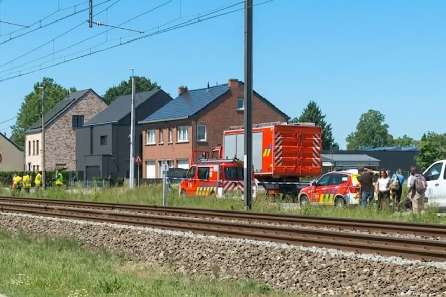 El tren embistió al vehículo en un cruce ferroviario y provocó daños severos en la estructura del transporte.
