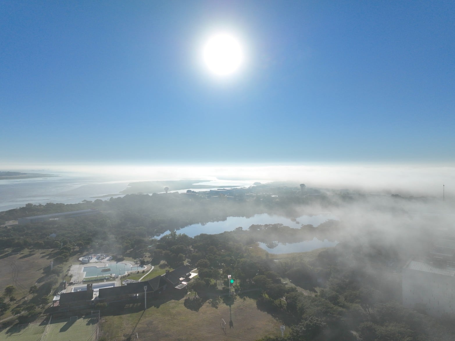 Santa Fe bajo niebla intensa.