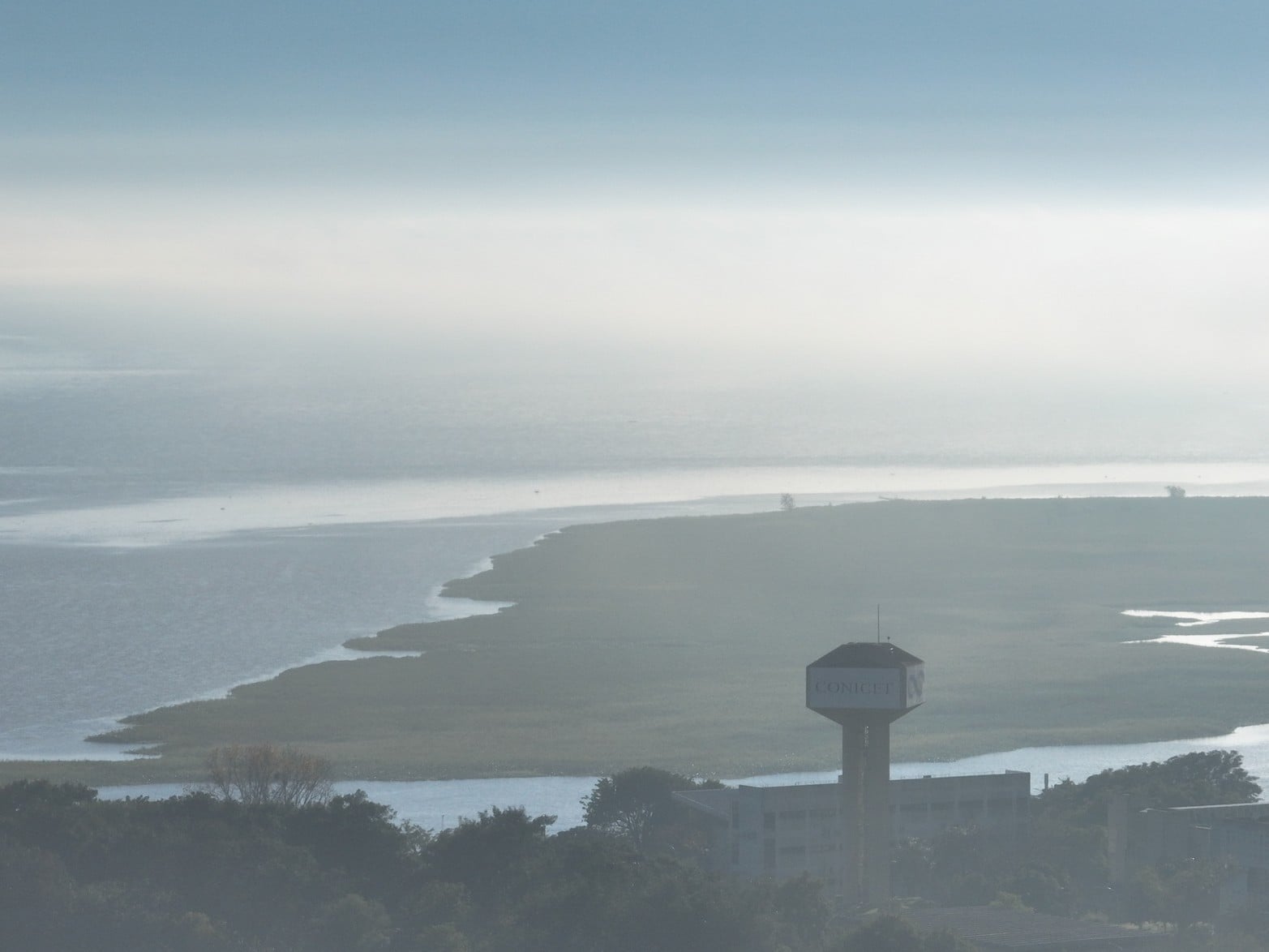 Santa Fe bajo niebla intensa.