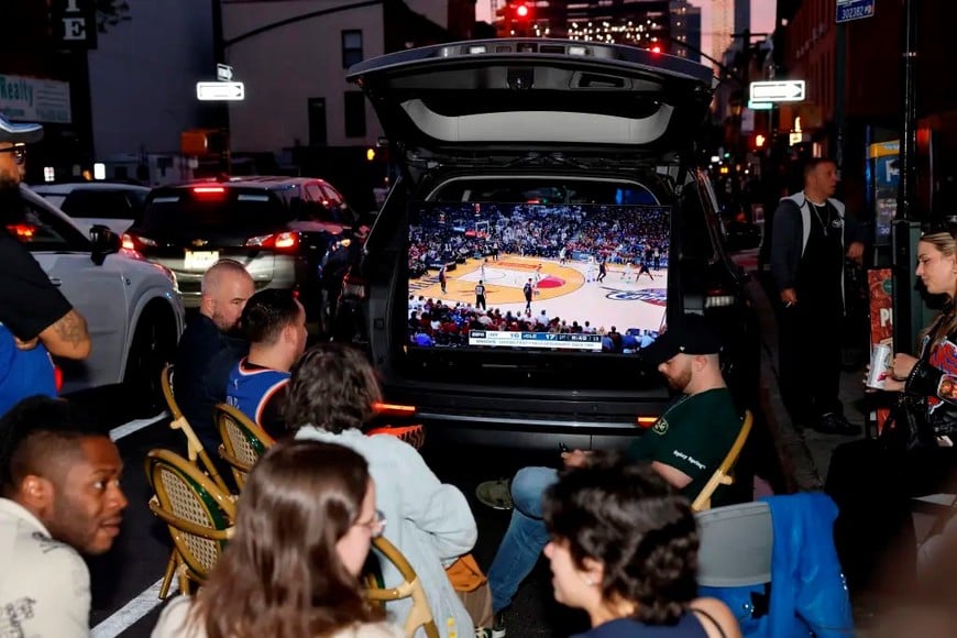 En plena calle, el partido en el baúl de la camioneta. Gentileza NY Post.