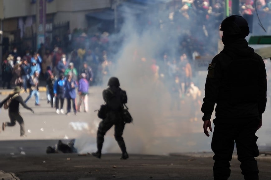 (260525) -- LA PAZ, 25 mayo, 2026 (Xinhua) -- Elementos de la policía militar se enfrentan con manifestantes que exigen la renuncia del presidente boliviano, Rodrigo Paz, mientras intentaban ingresar a la Plaza Murillo, en donde se encuentra el Palacio de Gobierno, en La Paz, Bolivia, el 25 de mayo de 2026. Bolivia ingresó el lunes a su cuarta semana consecutiva de conflictos sociales con al menos 54 puntos de bloqueo en carreteras estratégicas y multitudinarias marchas que colapsaron las ciudades de La Paz y El Alto, epicentro de una creciente crisis social, política y económica que ya exige la renuncia del presidente Rodrigo Paz. (Xinhua/Javier Mamani) (jm) (rtg) (ah) (vf)