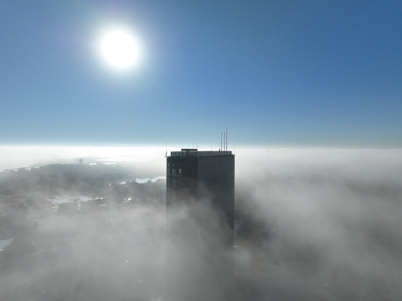 Santa Fe bajo niebla intensa.