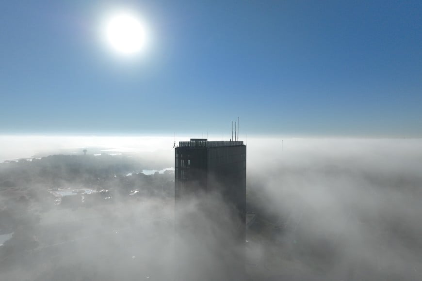 Santa Fe bajo niebla intensa.