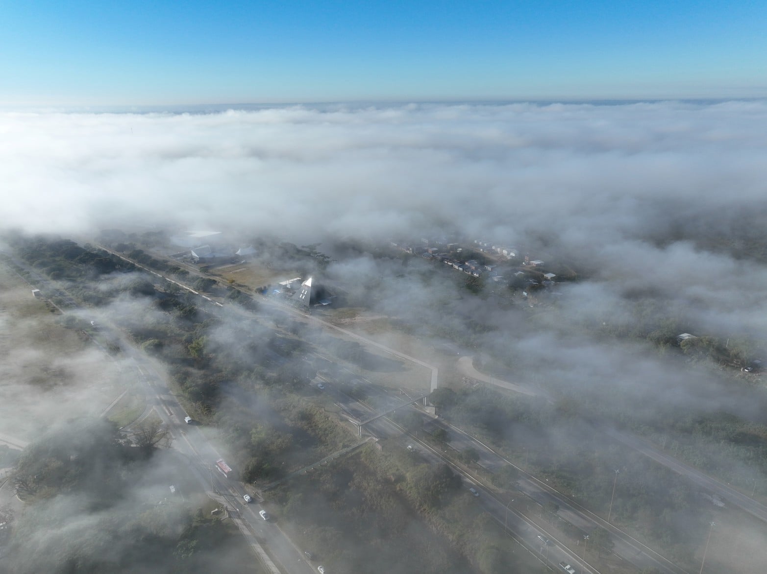 Santa Fe bajo niebla intensa.