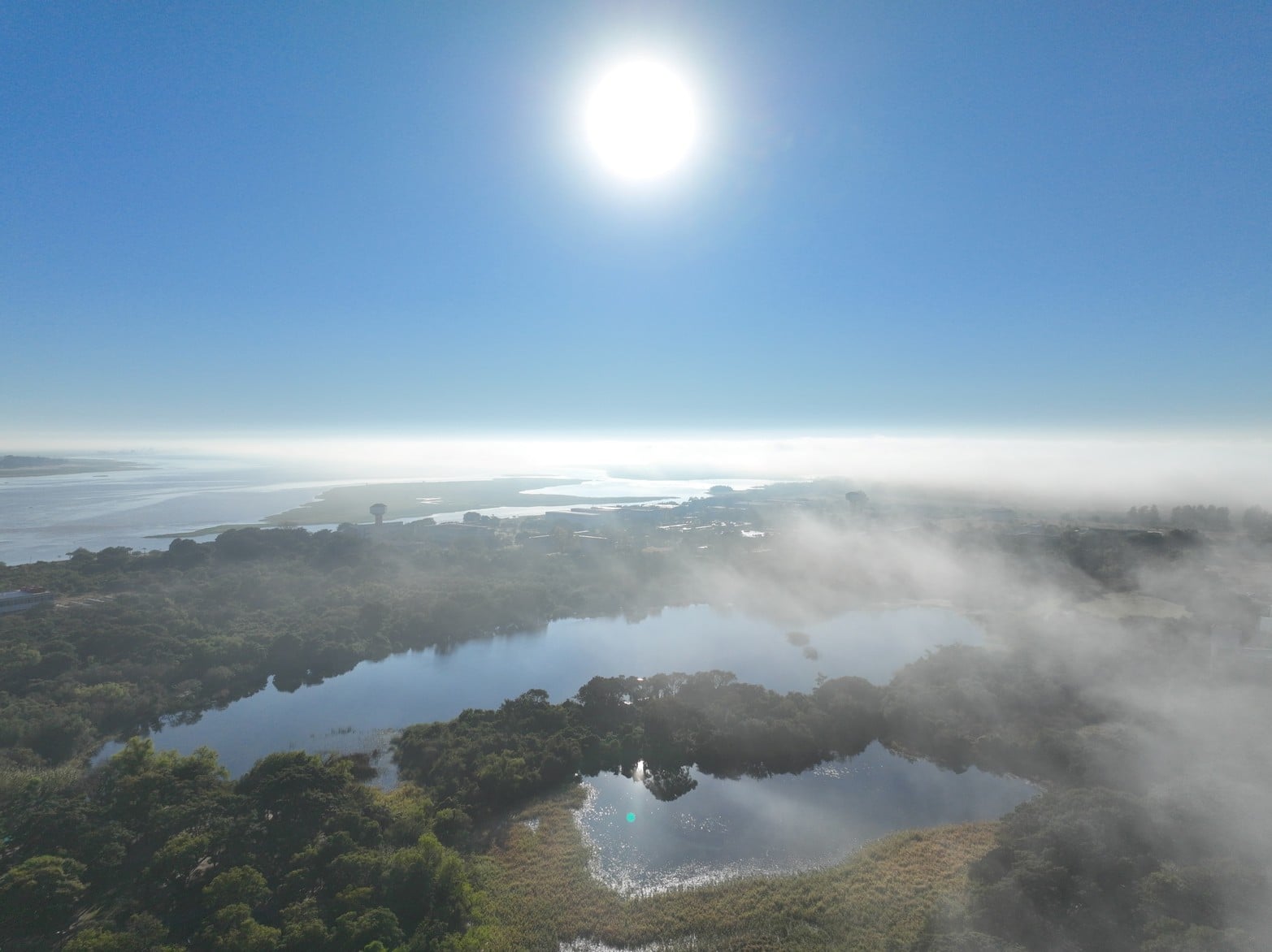 Santa Fe bajo niebla intensa.