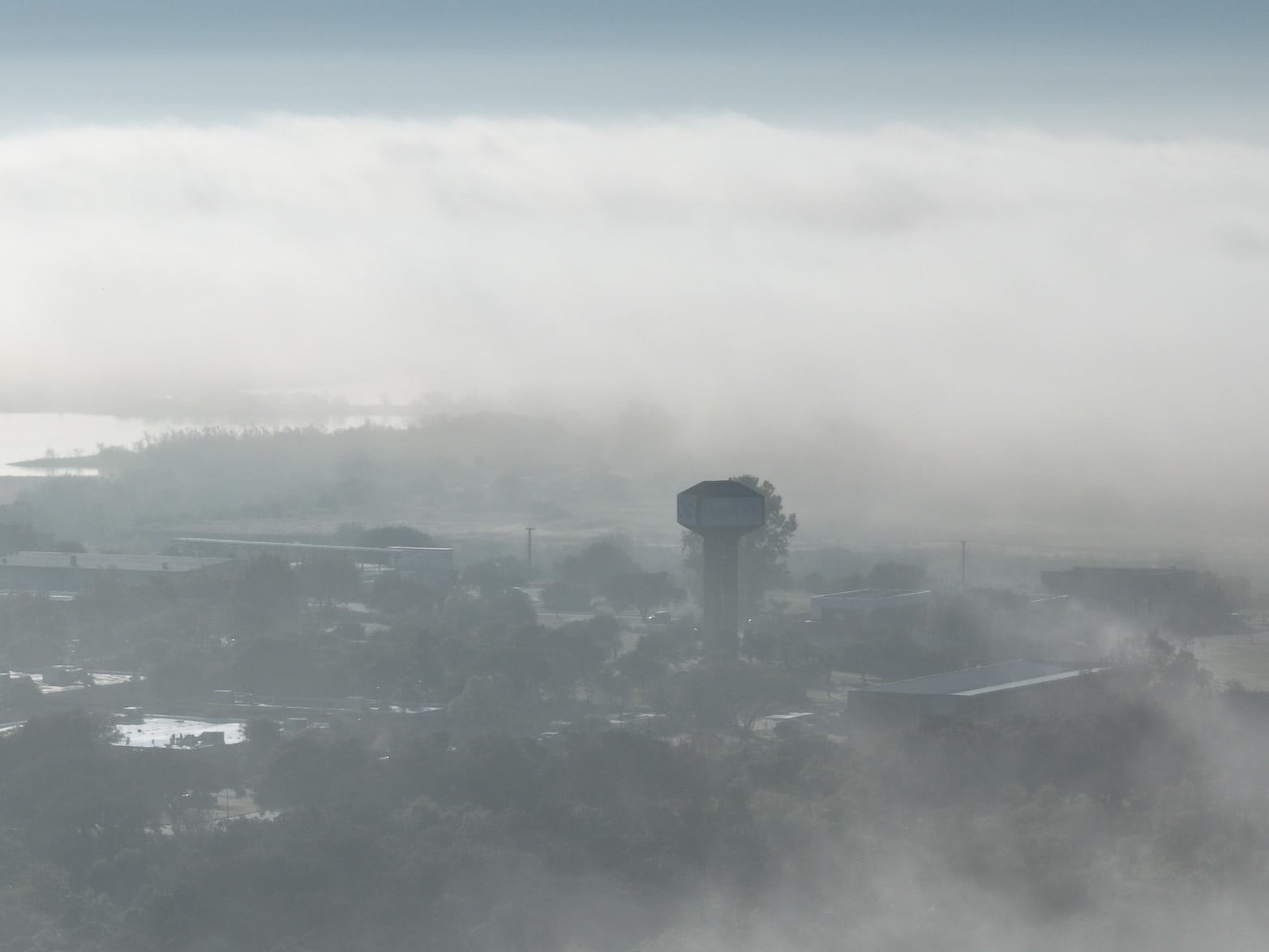 Santa Fe bajo niebla intensa.