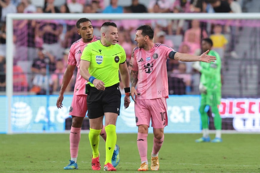 May 24, 2026; Miami, Florida, USA; Inter Miami CF forward Lionel Messi (10) speaks to referee Rosendo Mendoza against the Philadelphia Union during the first half at Nu Stadium. Mandatory Credit: Sam Navarro-Imagn Images