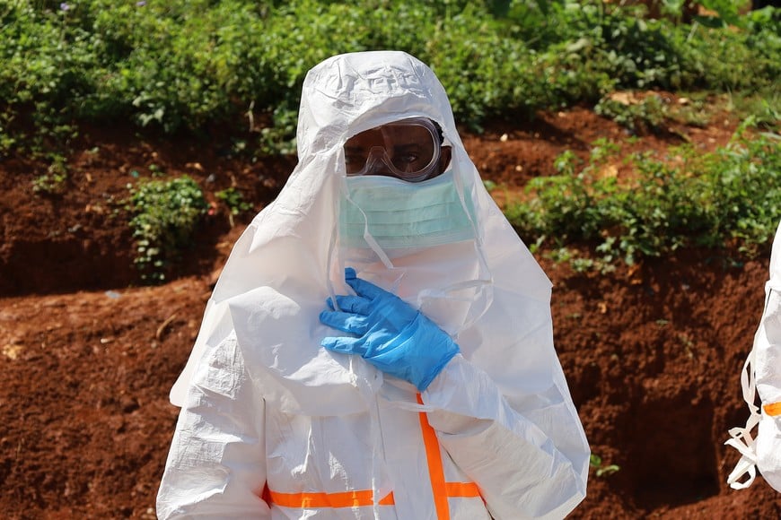(260525) -- MONGBWALU, 25 mayo, 2026 (Xinhua) -- Imagen del 24 de mayo de 2026 de un trabajador médico portando un traje de protección previo al entierro de una víctima de ébola, en Mongbwalu, en la provincia de Ituri, en el este de la República Democrática del Congo (RDC). El director general de la Organización Mundial de la Salud, Tedros Adhanom Ghebreyesus, declaró el domingo que, a medida que la RDC intensifica su vigilancia en la respuesta al ébola, se han identificado hasta ahora más de 900 casos sospechosos, incluidos 101 casos confirmados. (Xinhua/Str) (rtg) (ah) (vf)