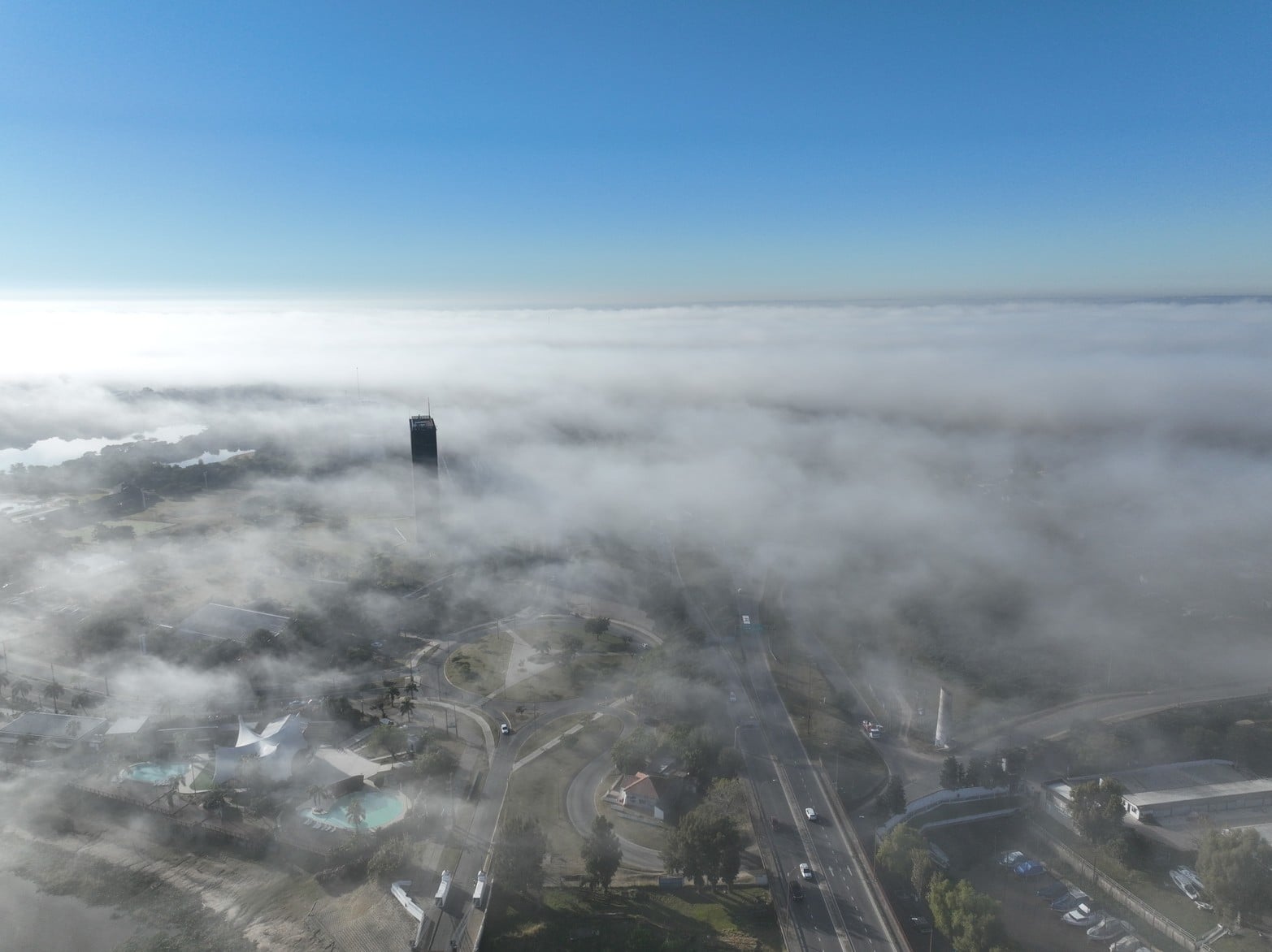 Santa Fe bajo niebla intensa.