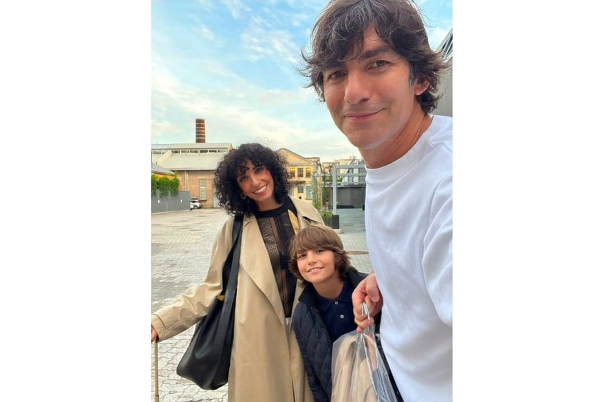 Hace poco, el mundo del diseño lo llevó a la pantalla grande y, junto a su familia, Gerardo vivió un momento único participando como extra en la esperada secuela cinematográfica de "El diablo viste a la moda 2". Esta foto fue tomada post prueba de vestuario.