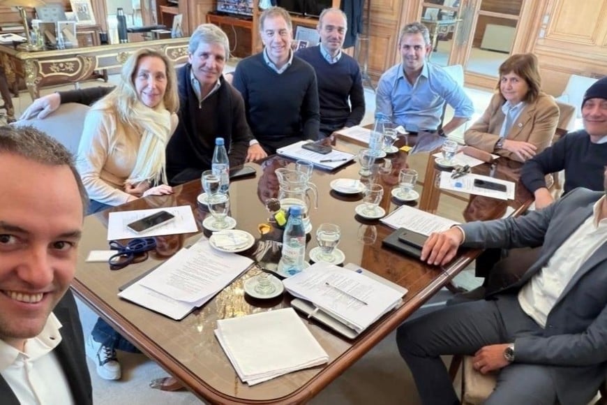 Karina Milei y Adorni encabezaron la reunión de Mesa Política para avanzar con nuevas reformas legislativas.