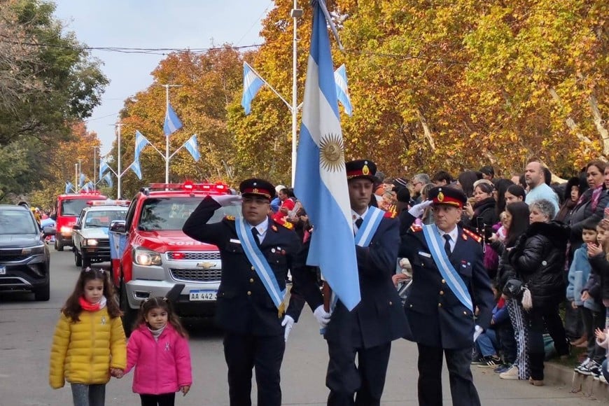 Escuelas, instituciones y centros tradicionalistas dieron vida al desfile patrio en Casilda