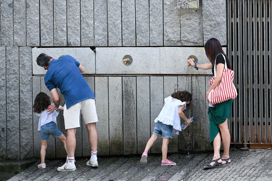 (260525) -- MADRID, 25 mayo, 2026 (Xinhua) -- Imagen del 24 de mayo de 2026 de personas refrescándose con agua en medio de una ola de calor, en Madrid, España. (Xinhua/Gustavo Valiente) (rtg) (ah) (vf)