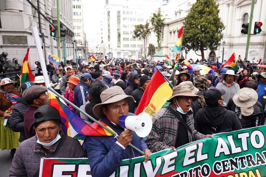 (260525) -- LA PAZ, 25 mayo, 2026 (Xinhua) -- Manifestantes que exigen la renuncia del presidente boliviano, Rodrigo Paz, gritan consignas durante una protesta hacia la Plaza Murillo, en donde se encuentra el Palacio de Gobierno, en La Paz, Bolivia, el 25 de mayo de 2026. Bolivia ingresó el lunes a su cuarta semana consecutiva de conflictos sociales con al menos 54 puntos de bloqueo en carreteras estratégicas y multitudinarias marchas que colapsaron las ciudades de La Paz y El Alto, epicentro de una creciente crisis social, política y económica que ya exige la renuncia del presidente Rodrigo Paz. (Xinhua/Javier Mamani) (jm) (rtg) (ah) (vf)