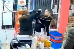 Parte del enfrentamiento quedó registrado y el video rápidamente comenzó a circular en redes sociales.
