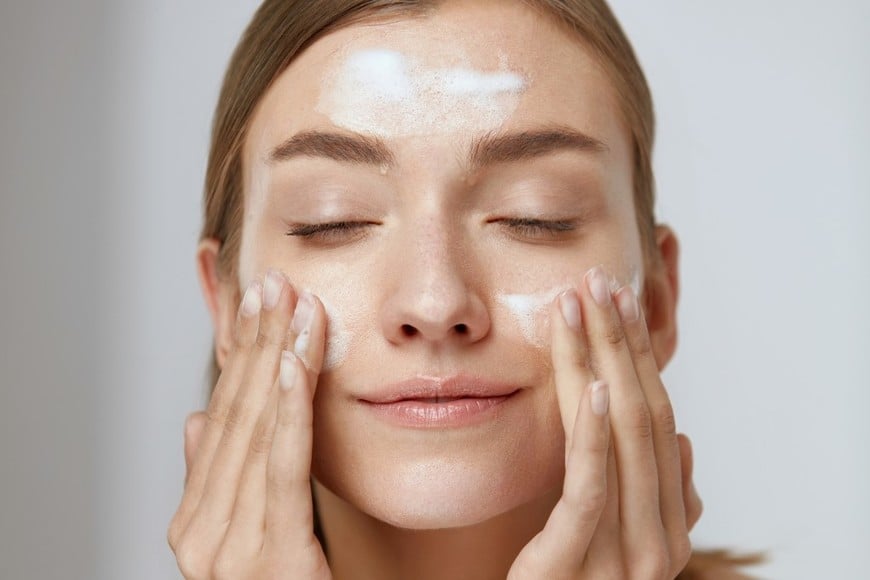 Cada vez más personas reemplazan bases pesadas por rutinas de cuidado facial.