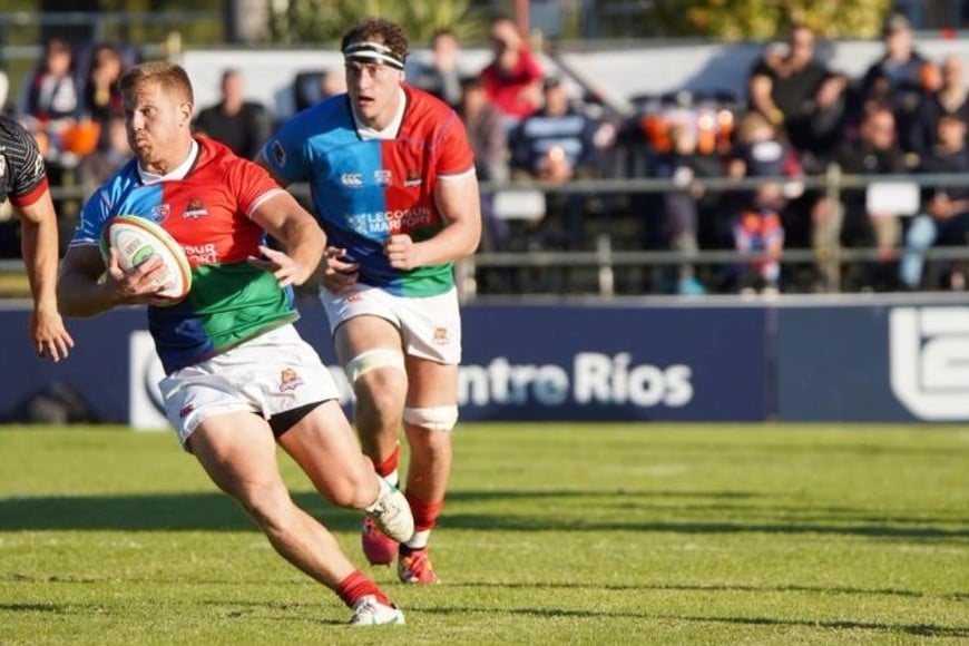El inicio de la jugada del primero de los dos tries del "Colo". Foto: Fernando Nicola.