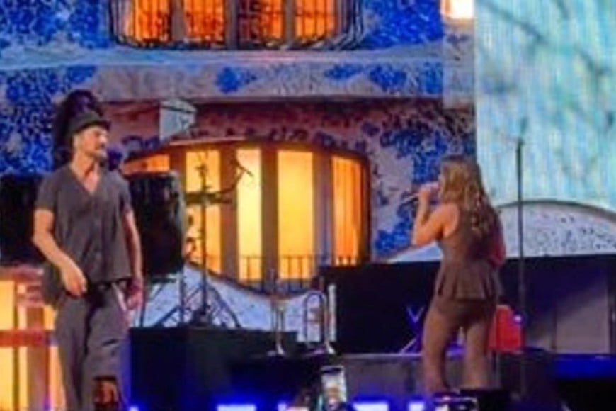 La artista se subió a las tablas junto al cantante guatemalteco.