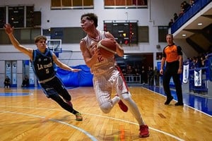 Lucas Andersson en acción. Gran labor del esperancino en Instituto de Córdoba.