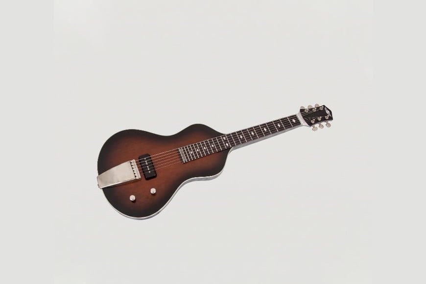Paralelamente a su práctica profesional, desarrolló proyectos personales, entre ellos la producción 
de guitarras eléctricas lap steel de aluminio en 2003.