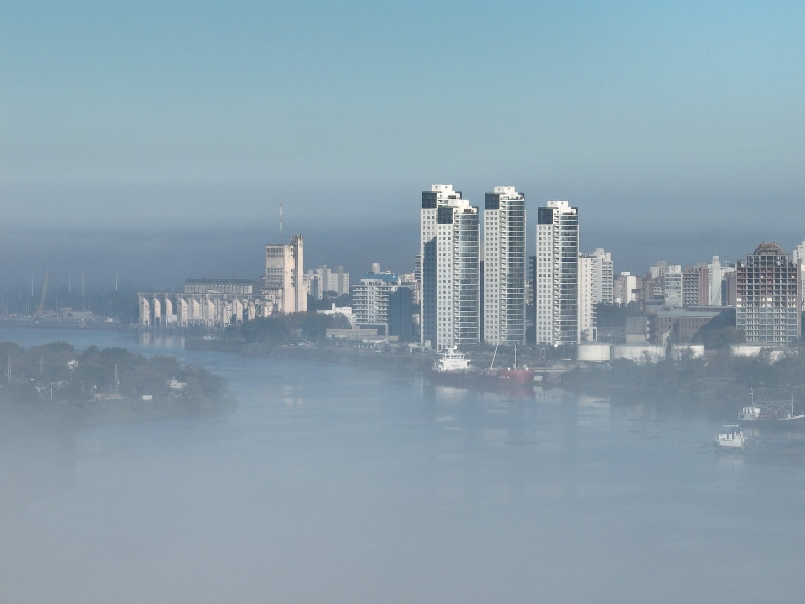 Santa Fe bajo niebla intensa.